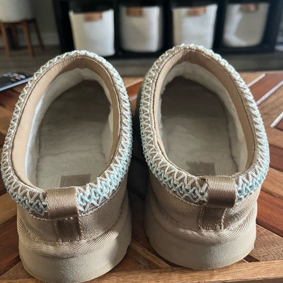 UGG slippers size 6 - Picture 2 of 7